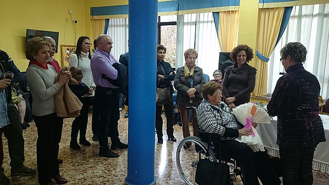 Homenaje a la mujer ms longeva en la residencia 