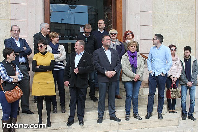 Se guarda un minuto de silencio a las puertas del Ayuntamiento en solidaridad con las vctimas y heridos del atentado terrorista de Bruselas - 2