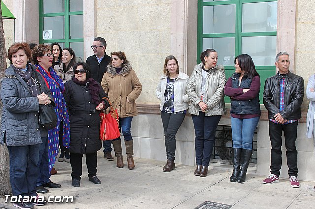 Se guarda un minuto de silencio a las puertas del Ayuntamiento en solidaridad con las vctimas y heridos del atentado terrorista de Bruselas - 3