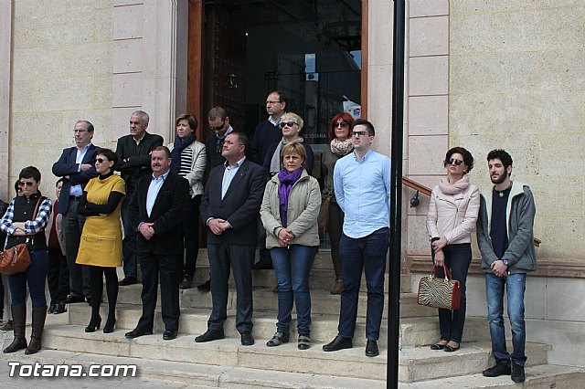 Se guarda un minuto de silencio a las puertas del Ayuntamiento en solidaridad con las vctimas y heridos del atentado terrorista de Bruselas - 5