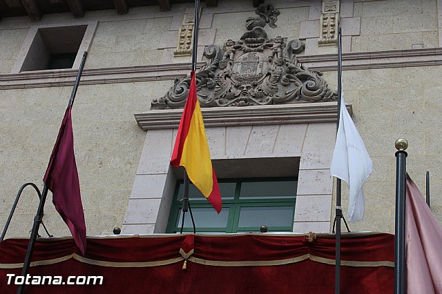 Se guarda un minuto de silencio a las puertas del Ayuntamiento en solidaridad con las vctimas y heridos del atentado terrorista de Bruselas - 7