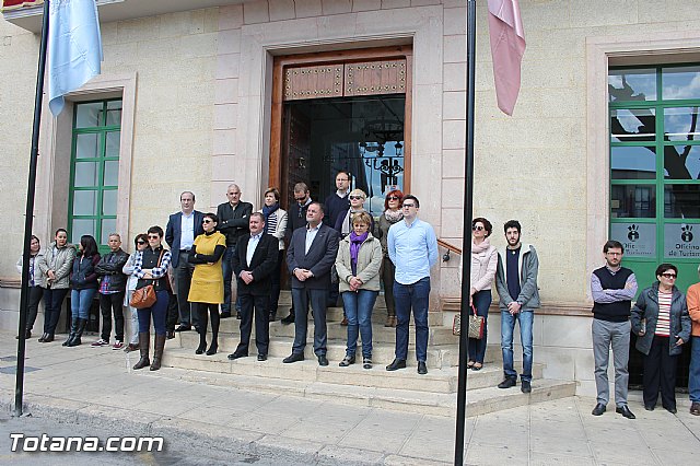 Se guarda un minuto de silencio a las puertas del Ayuntamiento en solidaridad con las vctimas y heridos del atentado terrorista de Bruselas - 8
