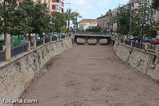 Acondicionan el cauce de la rambla de La Santa a su paso por Totana con motivo de Semana Santa - 1