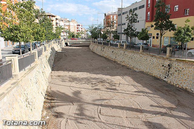 Acondicionan el cauce de la rambla de La Santa a su paso por Totana con motivo de Semana Santa - 2