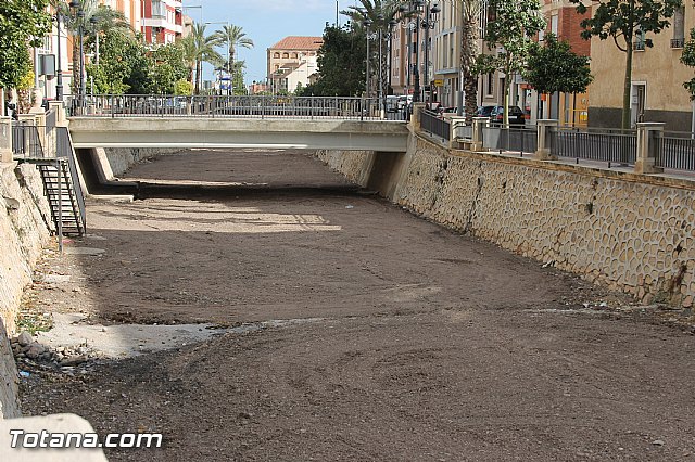 Acondicionan el cauce de la rambla de La Santa a su paso por Totana con motivo de Semana Santa - 3