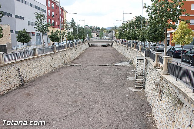 Acondicionan el cauce de la rambla de La Santa a su paso por Totana con motivo de Semana Santa - 4