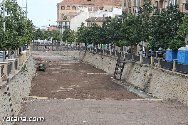 Acondicionan el cauce de la rambla de La Santa a su paso por Totana con motivo de Semana Santa - 5