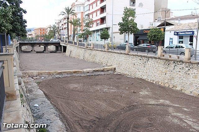 Acondicionan el cauce de la rambla de La Santa a su paso por Totana con motivo de Semana Santa - 7