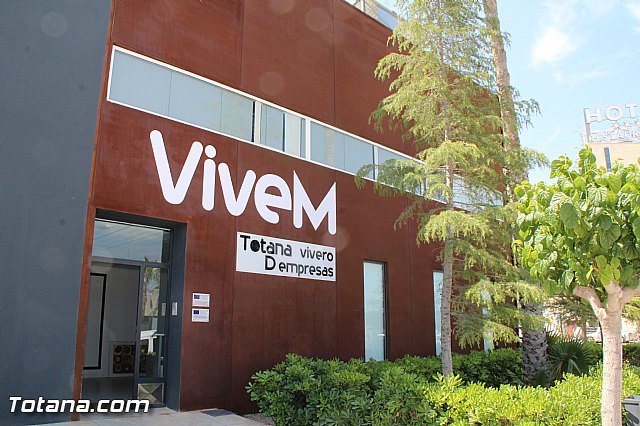 El alcalde y la concejal de Desarrollo Econmico suscriben el contrato con Arcaelum para su instalacin en el Vivero de Empresa - 1