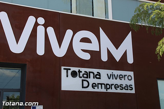 El alcalde y la concejal de Desarrollo Econmico suscriben el contrato con Arcaelum para su instalacin en el Vivero de Empresa - 2
