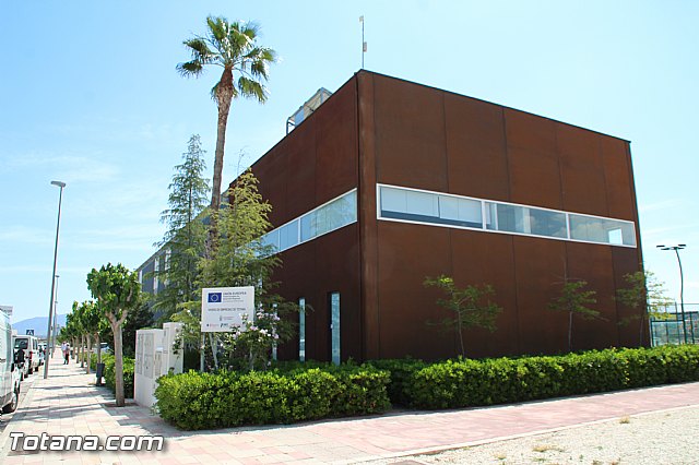 El alcalde y la concejal de Desarrollo Econmico suscriben el contrato con Arcaelum para su instalacin en el Vivero de Empresa - 3