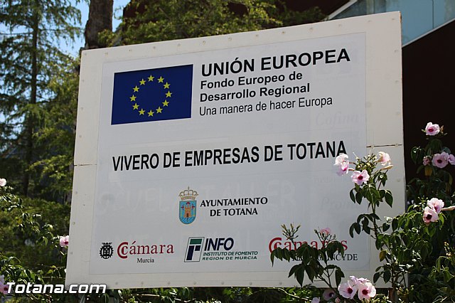 El alcalde y la concejal de Desarrollo Econmico suscriben el contrato con Arcaelum para su instalacin en el Vivero de Empresa - 4