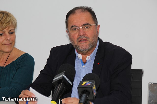 El alcalde y la concejal de Desarrollo Econmico suscriben el contrato con Arcaelum para su instalacin en el Vivero de Empresa - 5