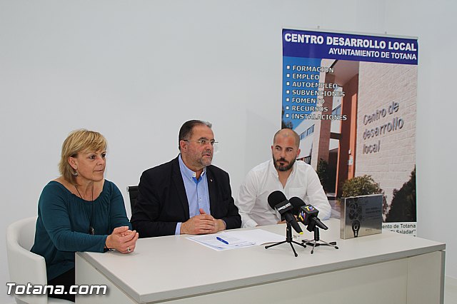 El alcalde y la concejal de Desarrollo Econmico suscriben el contrato con Arcaelum para su instalacin en el Vivero de Empresa - 6