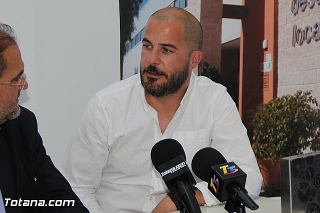 El alcalde y la concejal de Desarrollo Econmico suscriben el contrato con Arcaelum para su instalacin en el Vivero de Empresa - 7