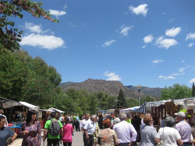 Decenas de visitantes asisten al Mercadillo Artesano de La Santa que se celebra el ltimo domingo de cada mes junto al atrio del santuario - 2