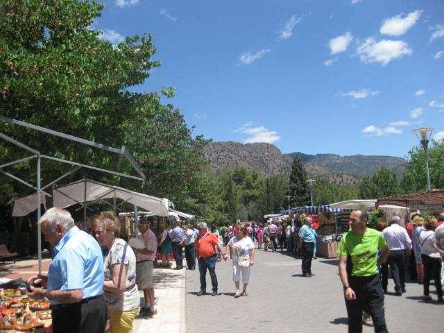 Decenas de visitantes asisten al Mercadillo Artesano de La Santa que se celebra el ltimo domingo de cada mes junto al atrio del santuario - 4