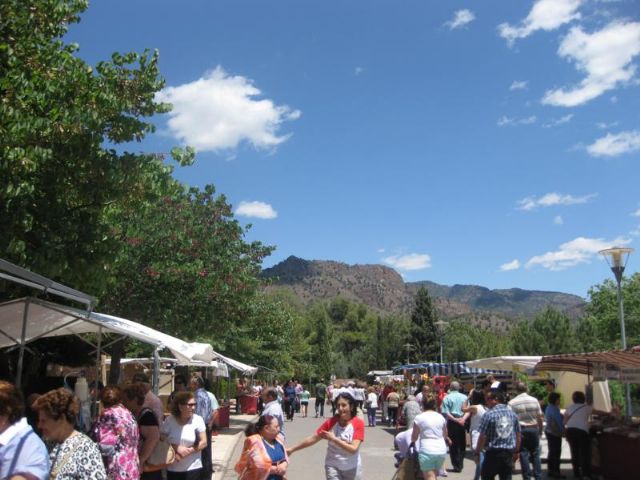 Decenas de visitantes asisten al Mercadillo Artesano de La Santa que se celebra el ltimo domingo de cada mes junto al atrio del santuario - 5
