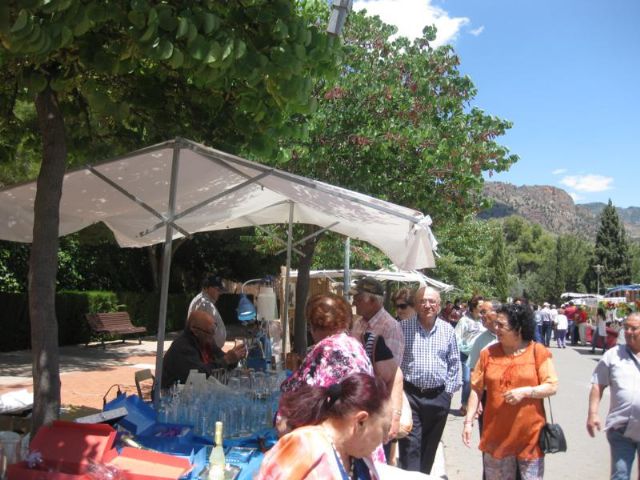 Decenas de visitantes asisten al Mercadillo Artesano de La Santa que se celebra el ltimo domingo de cada mes junto al atrio del santuario - 6