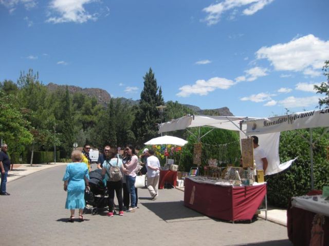 Decenas de visitantes asisten al Mercadillo Artesano de La Santa que se celebra el ltimo domingo de cada mes junto al atrio del santuario - 10