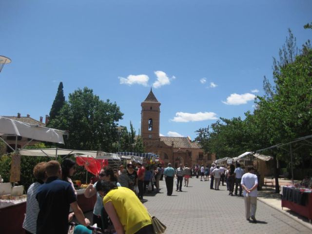 Decenas de visitantes asisten al Mercadillo Artesano de La Santa que se celebra el ltimo domingo de cada mes junto al atrio del santuario - 12