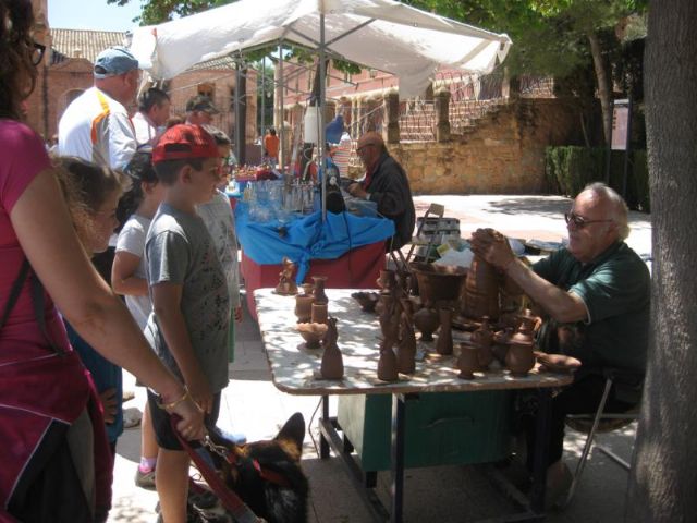 Decenas de visitantes asisten al Mercadillo Artesano de La Santa que se celebra el ltimo domingo de cada mes junto al atrio del santuario - 17