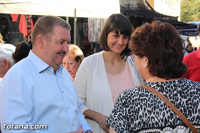 La candidata del PSOE-RM al Congreso de los Diputados, Mara Gonzlez Veracruz y miembros el PSOE local y regional visitan el mercadillo de Totana - 10