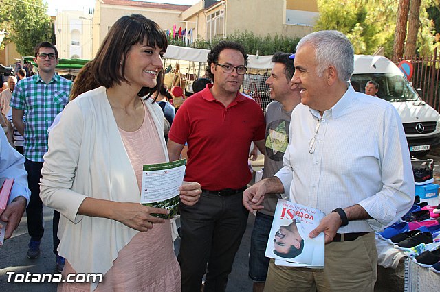 La candidata del PSOE-RM al Congreso de los Diputados, Mara Gonzlez Veracruz y miembros el PSOE local y regional visitan el mercadillo de Totana - 6