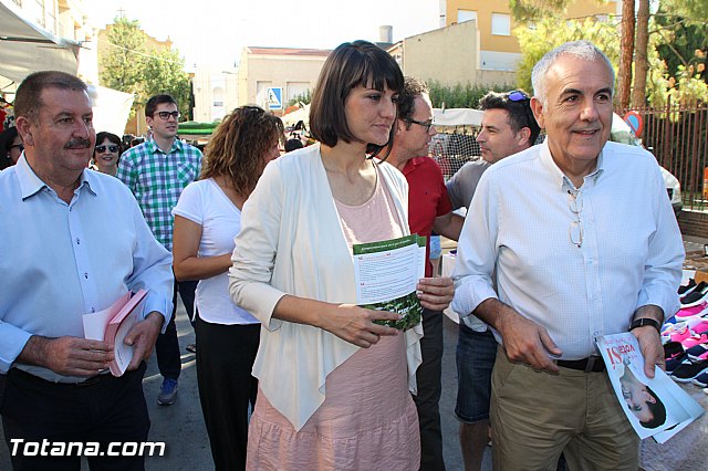 La candidata del PSOE-RM al Congreso de los Diputados, Mara Gonzlez Veracruz y miembros el PSOE local y regional visitan el mercadillo de Totana - 7