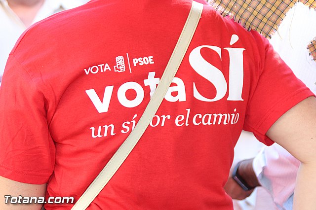 La candidata del PSOE-RM al Congreso de los Diputados, Mara Gonzlez Veracruz y miembros el PSOE local y regional visitan el mercadillo de Totana - 11