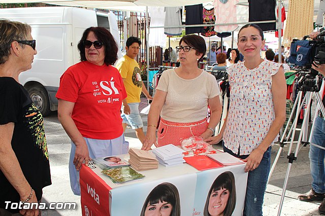 La candidata del PSOE-RM al Congreso de los Diputados, Mara Gonzlez Veracruz y miembros el PSOE local y regional visitan el mercadillo de Totana - 14