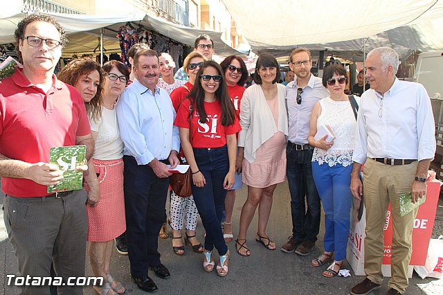 La candidata del PSOE-RM al Congreso de los Diputados, Mara Gonzlez Veracruz y miembros el PSOE local y regional visitan el mercadillo de Totana - 15