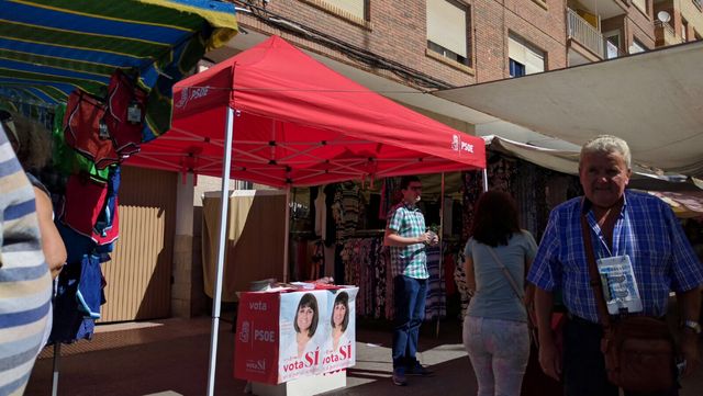 La candidata del PSOE-RM al Congreso de los Diputados, Mara Gonzlez Veracruz y miembros el PSOE local y regional visitan el mercadillo de Totana - 20
