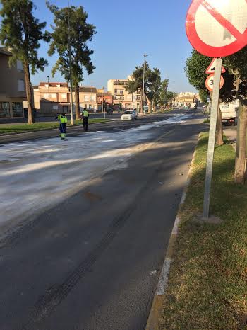 La avera de un camin provoca el derramamiento de combustible en la calle Alhama, que ha quedado cortada al trfico durante varias horas - 6