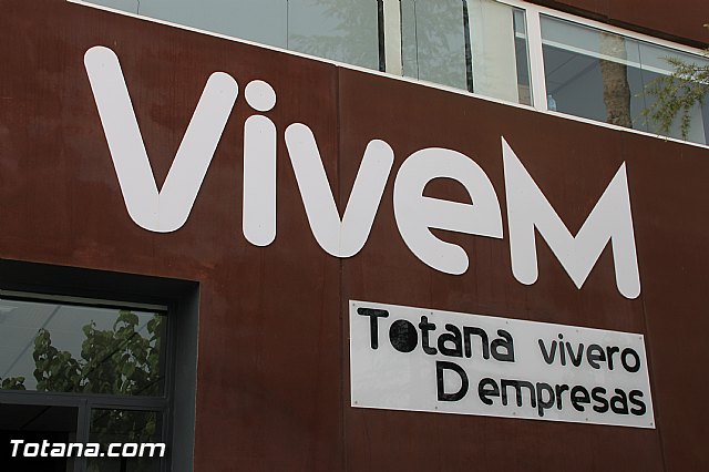 El Ayuntamiento suscribe el cuarto contrato con empresarios para que se instalen en las dependencias del nuevo Vivero de Empresas de Totana 