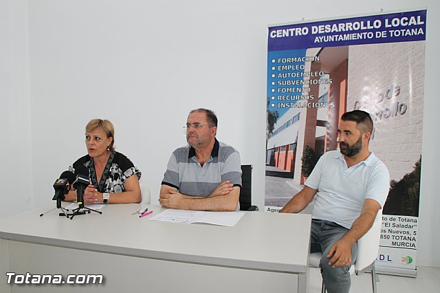 El Ayuntamiento suscribe el cuarto contrato con empresarios para que se instalen en las dependencias del nuevo Vivero de Empresas de Totana 