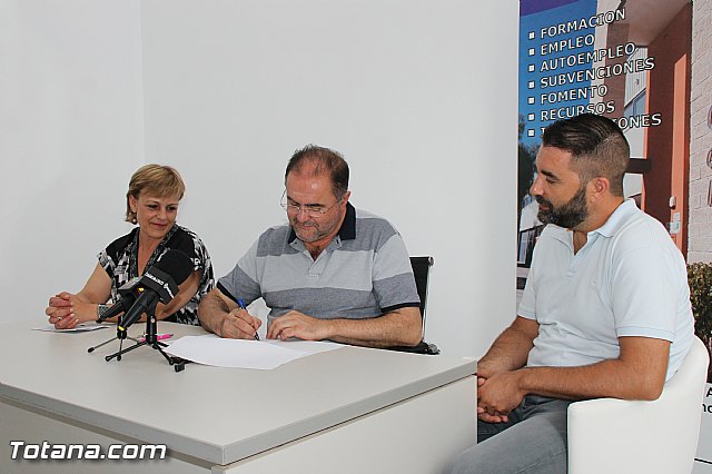 El Ayuntamiento suscribe el cuarto contrato con empresarios para que se instalen en las dependencias del nuevo Vivero de Empresas de Totana 