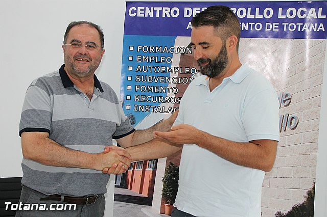 El Ayuntamiento suscribe el cuarto contrato con empresarios para que se instalen en las dependencias del nuevo Vivero de Empresas de Totana 