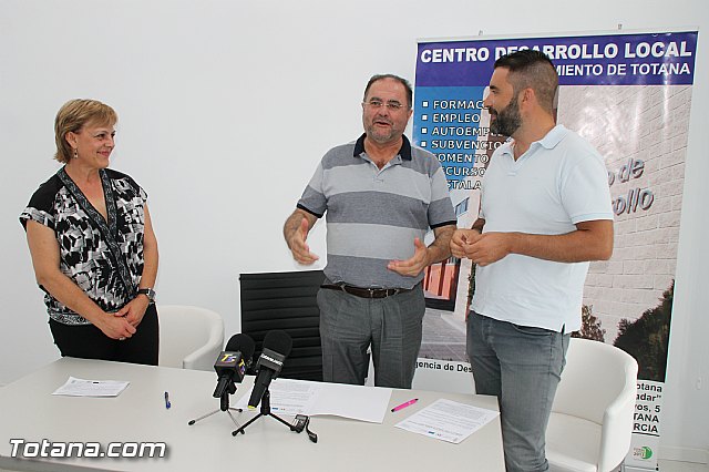 El Ayuntamiento suscribe el cuarto contrato con empresarios para que se instalen en las dependencias del nuevo Vivero de Empresas de Totana 
