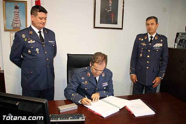 El Comandante del Cuerpo General del Ejrcito del Aire Juan Carlos Giz toma posesin de la Jefatura del Escuadrn del EVA 13 - 30