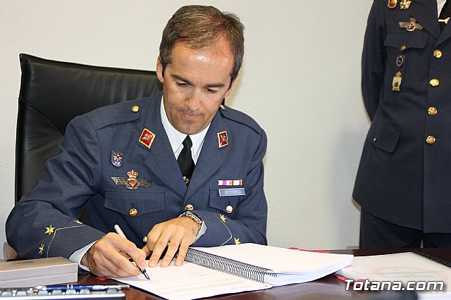 El Comandante del Cuerpo General del Ejrcito del Aire Juan Carlos Giz toma posesin de la Jefatura del Escuadrn del EVA 13 - 31