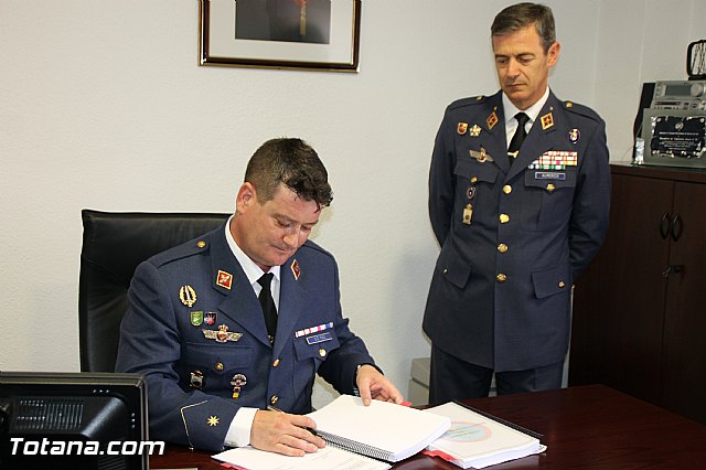 El Comandante del Cuerpo General del Ejrcito del Aire Juan Carlos Giz toma posesin de la Jefatura del Escuadrn del EVA 13 - 36