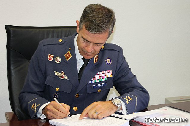 El Comandante del Cuerpo General del Ejrcito del Aire Juan Carlos Giz toma posesin de la Jefatura del Escuadrn del EVA 13 - 37