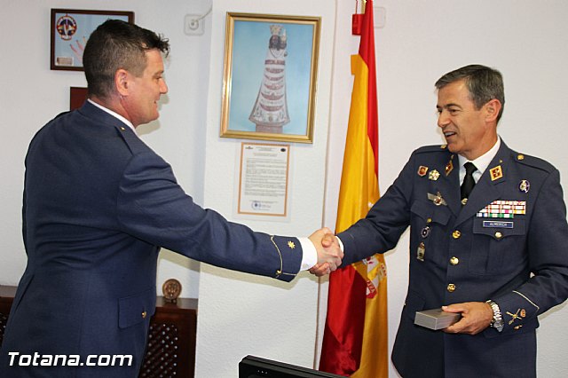 El Comandante del Cuerpo General del Ejrcito del Aire Juan Carlos Giz toma posesin de la Jefatura del Escuadrn del EVA 13 - 38