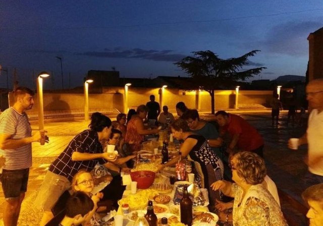 Vecinos y amigos del barrio de San Roque se junta en convivencia para celebrar el da de su patrn - 10