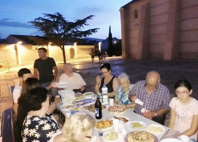 Vecinos y amigos del barrio de San Roque se junta en convivencia para celebrar el da de su patrn - 8