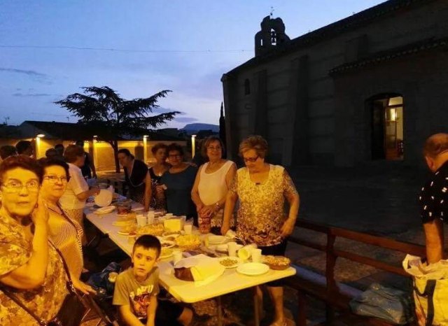 Vecinos y amigos del barrio de San Roque se junta en convivencia para celebrar el da de su patrn - 9