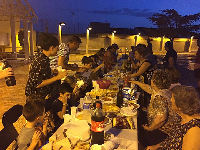 Vecinos y amigos del barrio de San Roque se junta en convivencia para celebrar el da de su patrn - 11