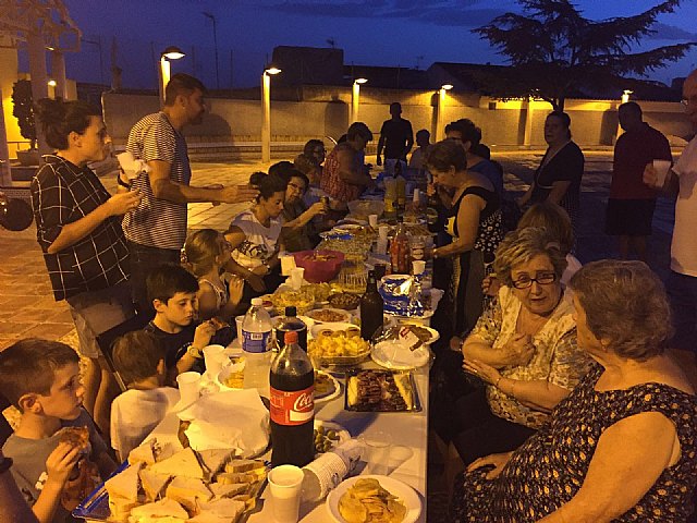 Vecinos y amigos del barrio de San Roque se junta en convivencia para celebrar el da de su patrn - 12