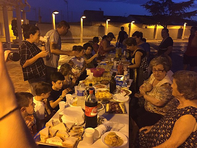 Vecinos y amigos del barrio de San Roque se junta en convivencia para celebrar el da de su patrn - 13